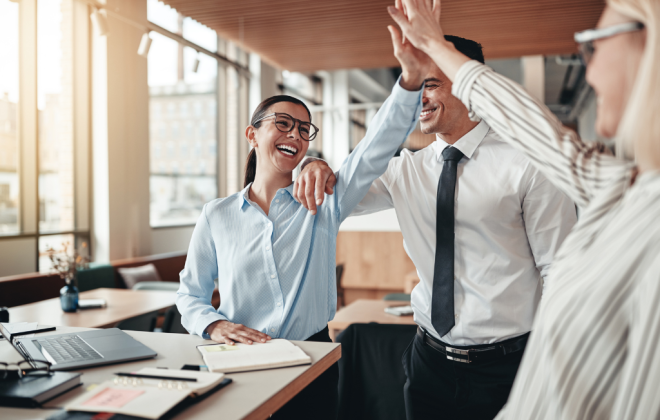 amici e colleghi di lavoro che scherzano tra di loro