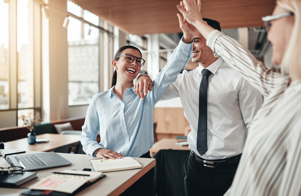 amici e colleghi di lavoro che scherzano tra di loro
